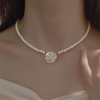 Kalung Mutiara Mawar Indah Baru Korea untuk Wanita Temperamen Fashion Kalung Rantai Klavikula Serbaguna Hadiah Perhiasan Wanita