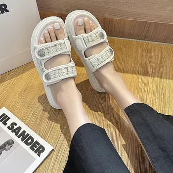 Sandal Fashion Wanita SANR 2022 Musim Panas Baru Bordir Datar Ukuran 35-40 Sandal Platform Sepatu Desainer Roman Kasual