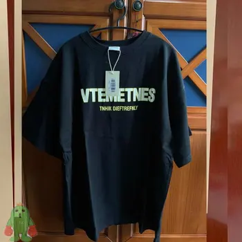 Kaus VETEMENTS Kebesaran Logo Grafiti Lengan Pendek 100% Katun Hiphop Kaus VTM Leher Bulat Longgar untuk Pria Wanita